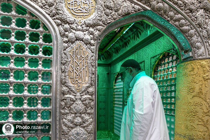 غبارروبی ضریح مطهر حضرت رضا(ع) در آستانه دهه کرامت