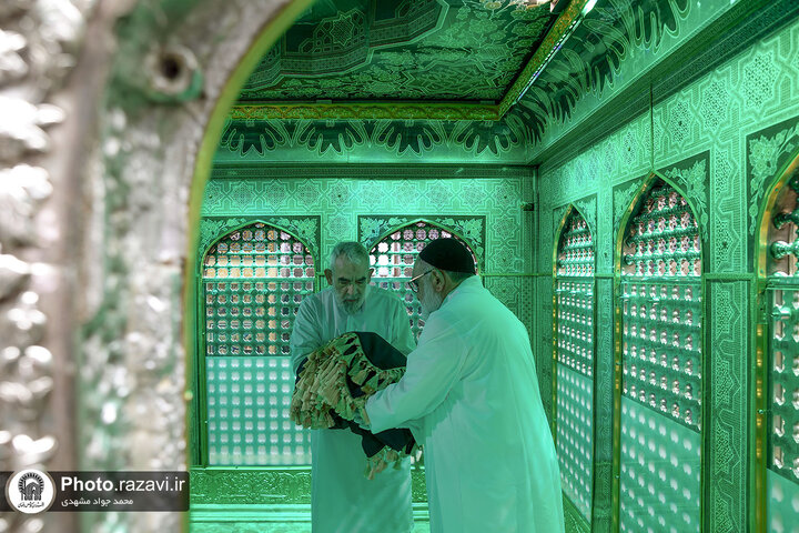 غبارروبی ضریح مطهر حضرت رضا(ع) در آستانه دهه کرامت