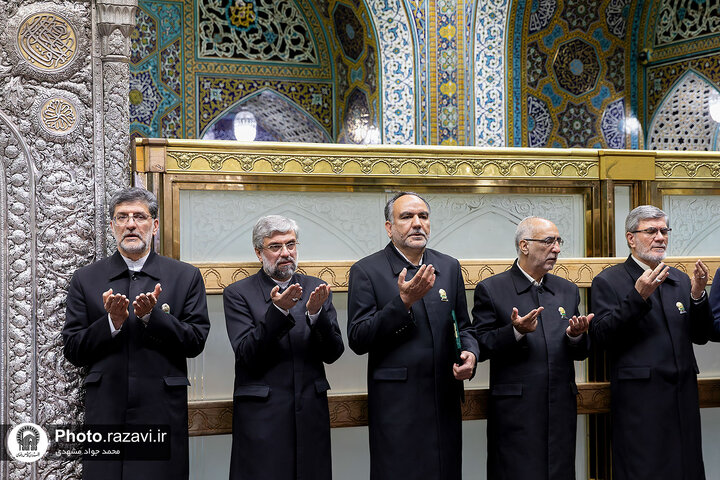 غبارروبی ضریح مطهر حضرت رضا(ع) در آستانه دهه کرامت
