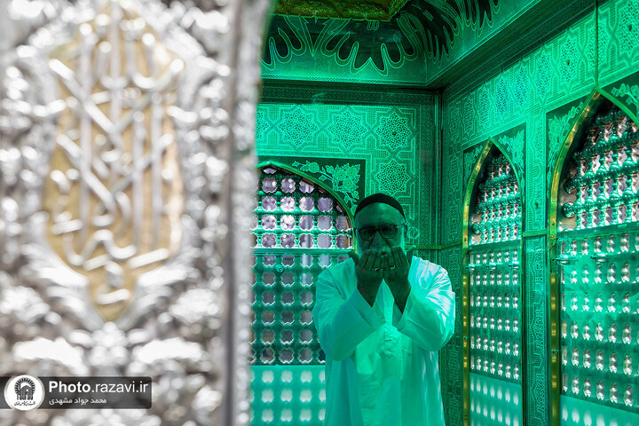 غبارروبی ضریح مطهر حضرت رضا(ع) در آستانه دهه کرامت