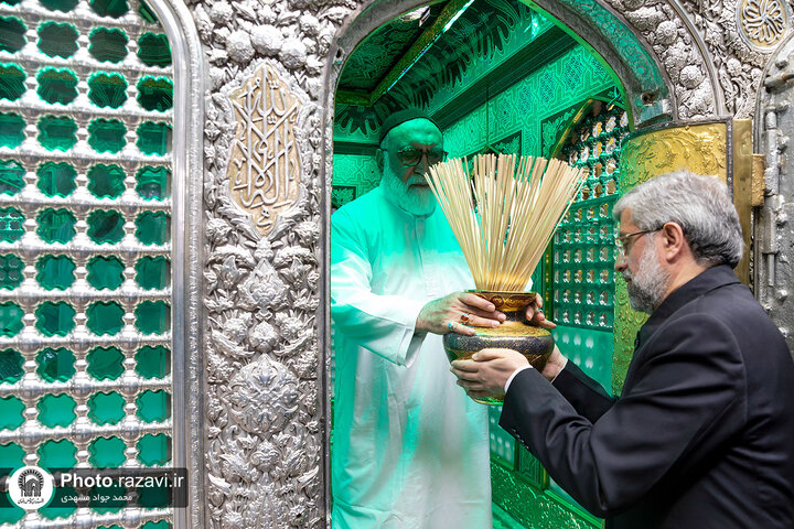 غبارروبی ضریح مطهر حضرت رضا(ع) در آستانه دهه کرامت