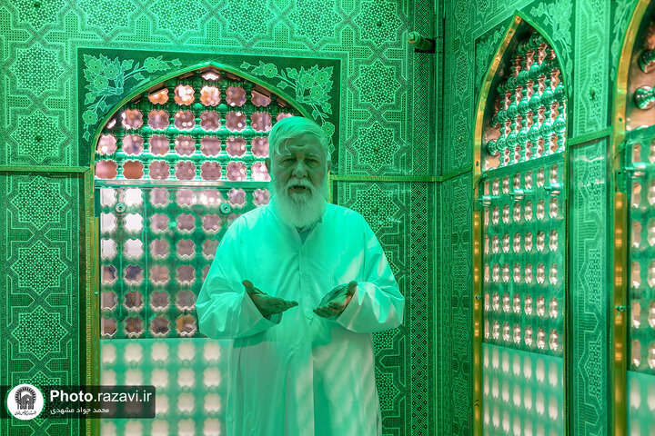 غبارروبی ضریح مطهر حضرت رضا(ع) در آستانه دهه کرامت
