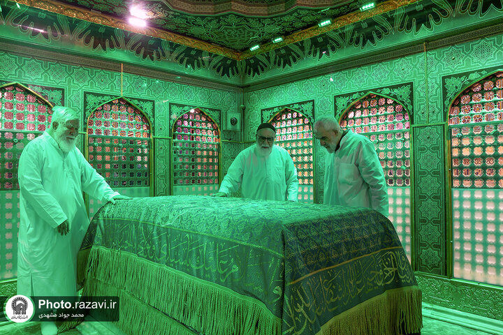 غبارروبی ضریح مطهر حضرت رضا(ع) در آستانه دهه کرامت