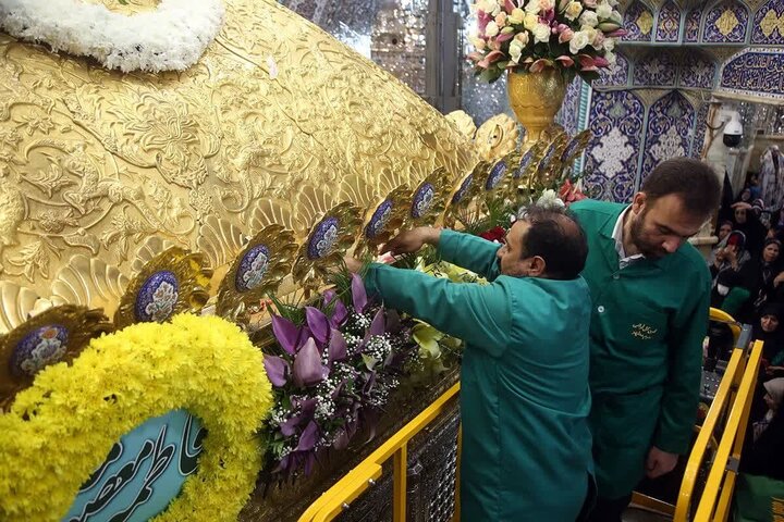 Informe fotográfico | El santuario de Hazrat Masoumeh adornado con flores durante la Década de la Karamat