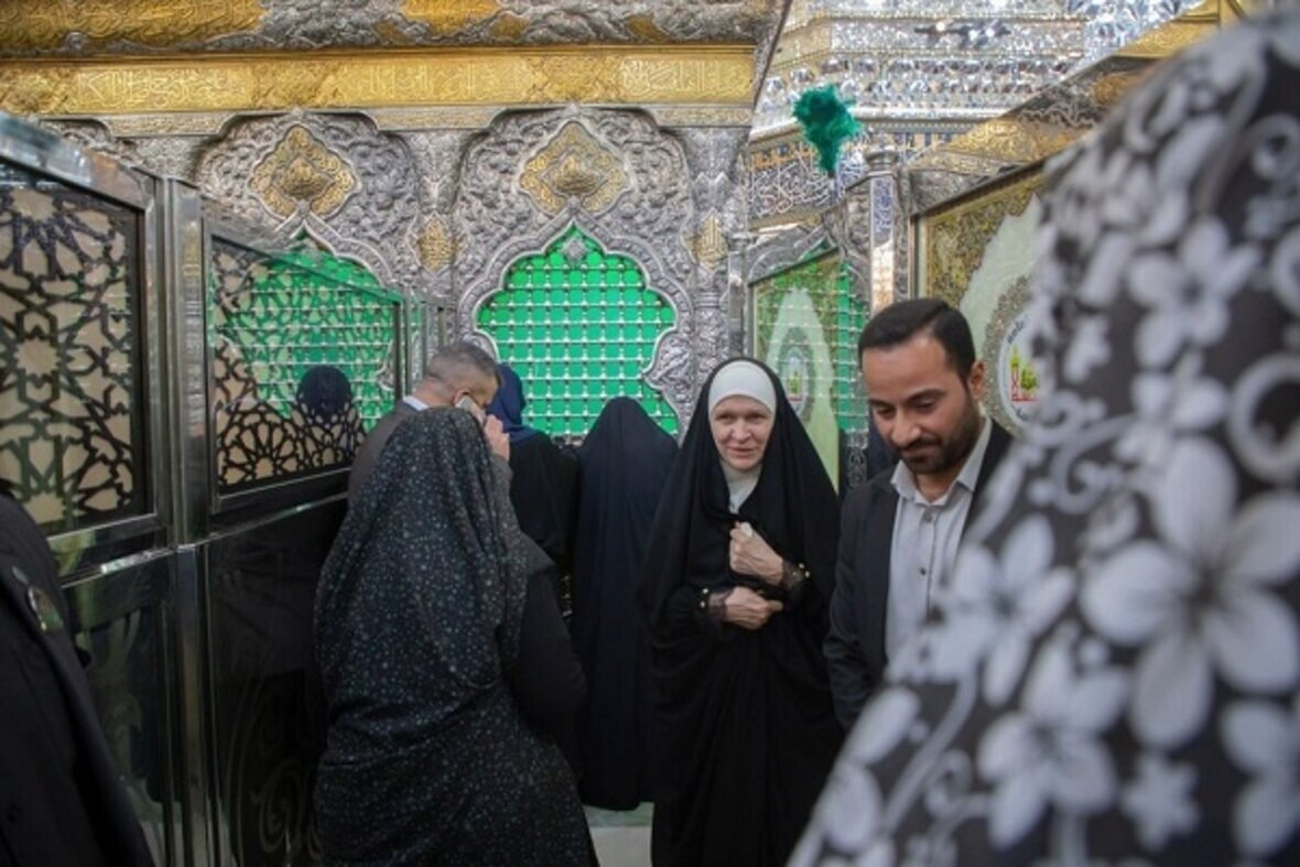 Finnish ambassador to Iraq shares experience wearing hijab at Imam Hussein shrine (+Photos)