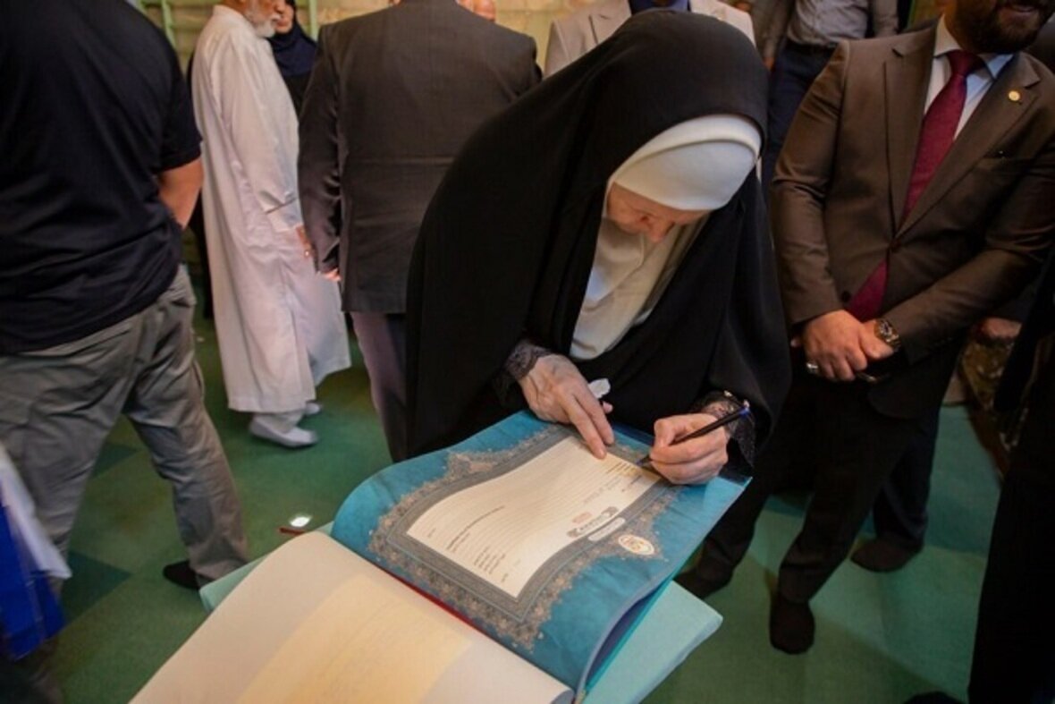 Finnish ambassador to Iraq shares experience wearing hijab at Imam Hussein shrine (+Photos)