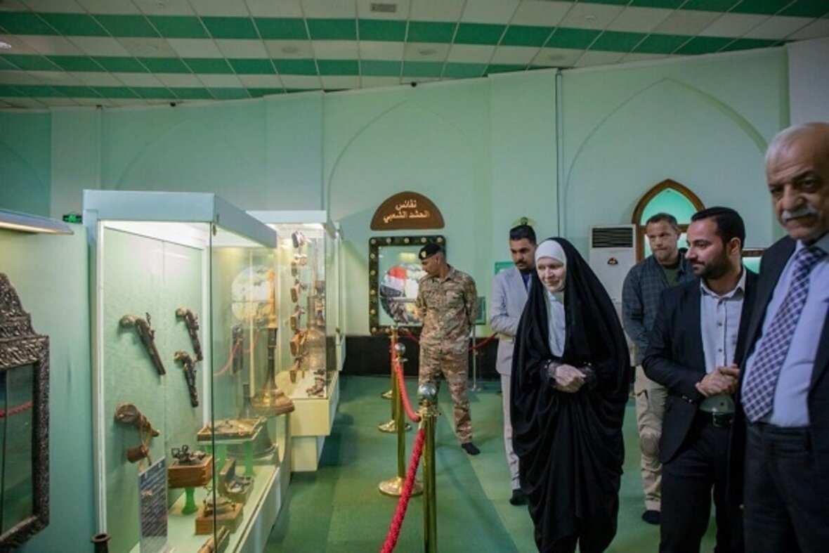 Finnish ambassador to Iraq shares experience wearing hijab at Imam Hussein shrine (+Photos)