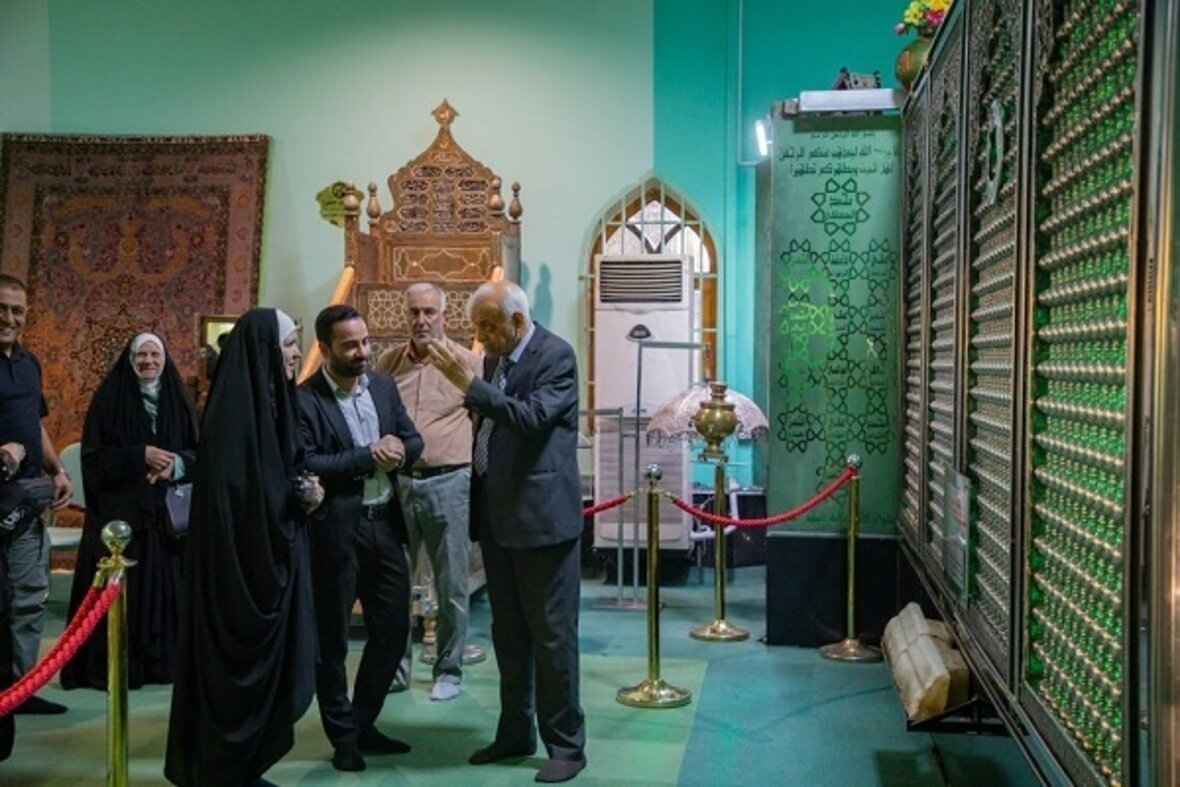 Finnish ambassador to Iraq shares experience wearing hijab at Imam Hussein shrine (+Photos)