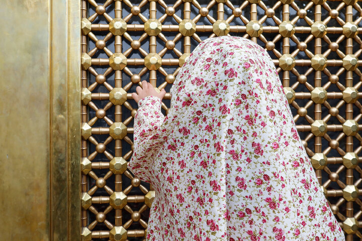 فتيات في حرم الإمام الرؤوف