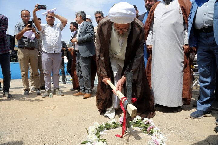 کلنگ اولین مسجد نهضت ملی مسکن قم با حضور آیت‌الله فقیهی زده شد/ مساجد باید مرجع رسیدگی حلّ مشکلات مردم باشد