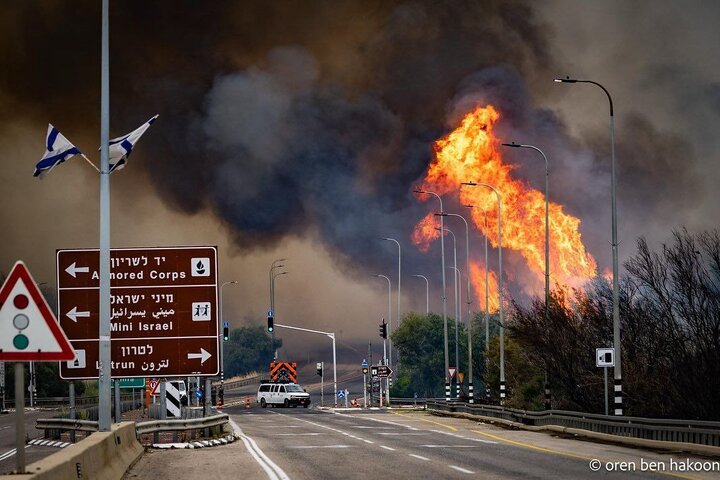 مشاهد تظهر استمرار الحرائق في غابات القدس وهروب المستوطنين