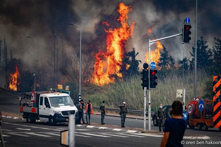 مشاهد تظهر استمرار الحرائق في غابات القدس وهروب المستوطنين