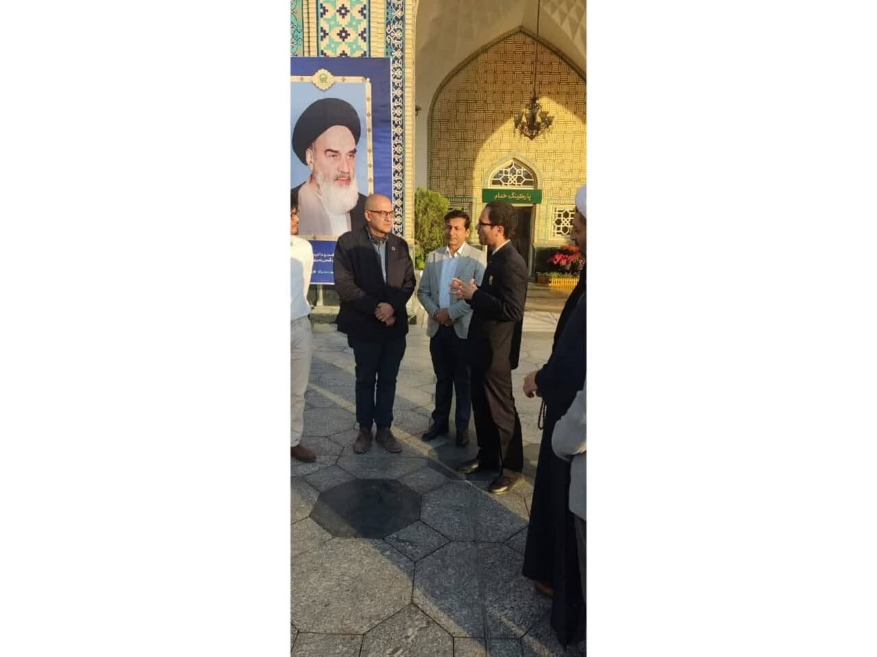 نائب المفوض السامي للأمم المتحدة لشؤون اللاجئين والوفد المرافق له يزور حرم الإمام الرضا (ع)