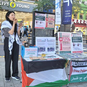 사진 뉴스 | 신촌역에서 팔레스타인 연대 홍보… 포럼·집회 앞두고 800장 리플릿 배포
