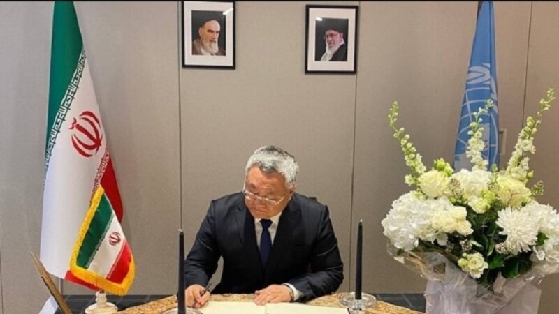 Yabancı diplomatlardan İran’ın “Bender Abbas” faciasında hayatını kaybedenlere saygı duruşu