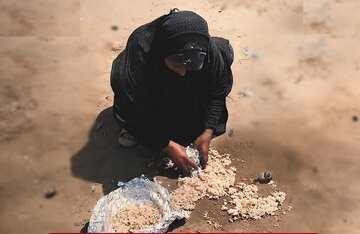ویدیو | قحطی شدید در غزه؛ زنان و کودکان در تلاش برای تأمین غذا