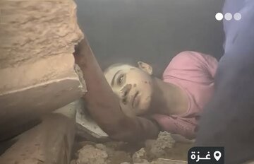 ویدیو | دختری فلسطینی زیر آوار نگران از بین رفتن ساعتش بود!