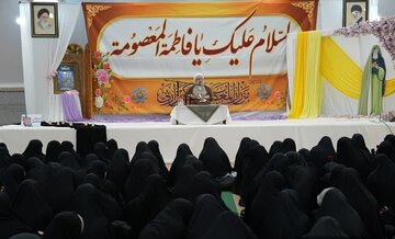 فرهنگ مادی، بیشترین جفا را به زنان روا داشته است