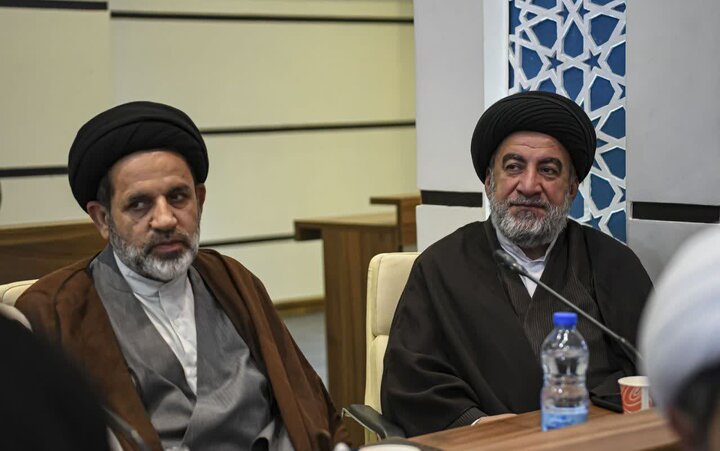 تصاویر| جلسه شورای فرهنگ عمومی و توسعه قرآنی فارس در سومین حرم اهل بیت(ع)