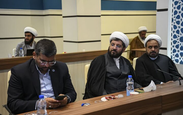 تصاویر| جلسه شورای فرهنگ عمومی و توسعه قرآنی فارس در سومین حرم اهل بیت(ع)