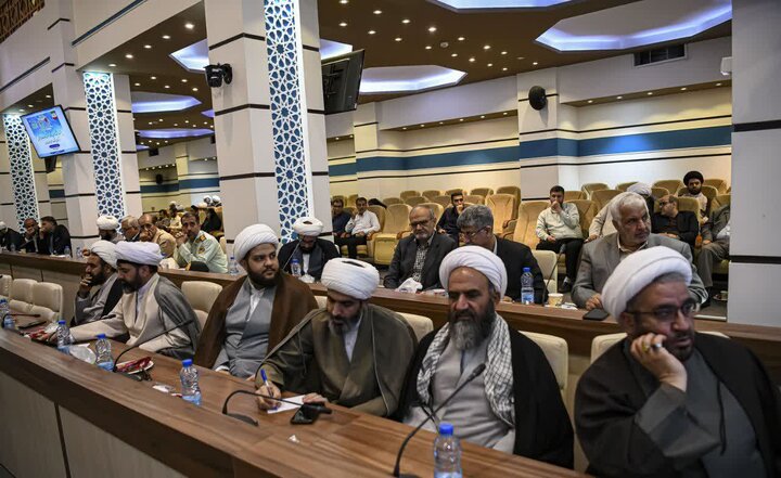 تصاویر| جلسه شورای فرهنگ عمومی و توسعه قرآنی فارس در سومین حرم اهل بیت(ع)