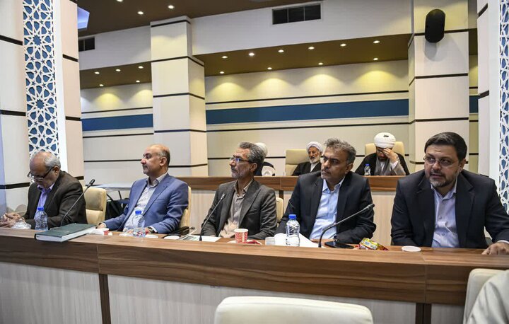 تصاویر| جلسه شورای فرهنگ عمومی و توسعه قرآنی فارس در سومین حرم اهل بیت(ع)