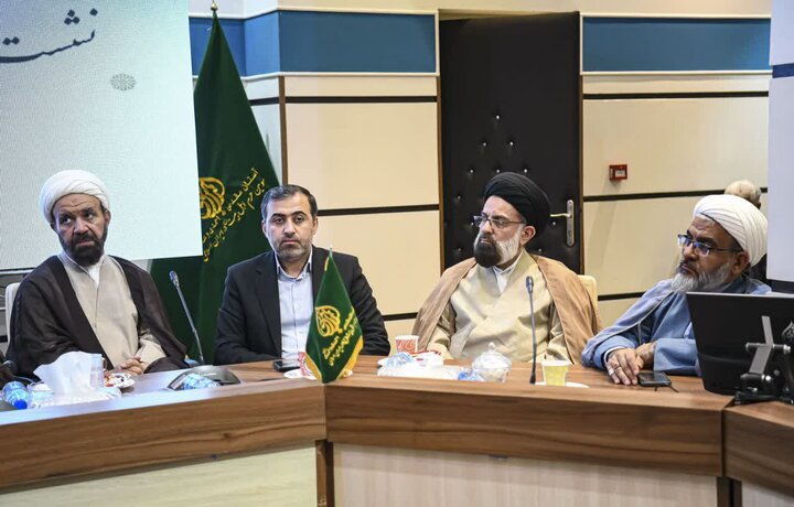 تصاویر| جلسه شورای فرهنگ عمومی و توسعه قرآنی فارس در سومین حرم اهل بیت(ع)