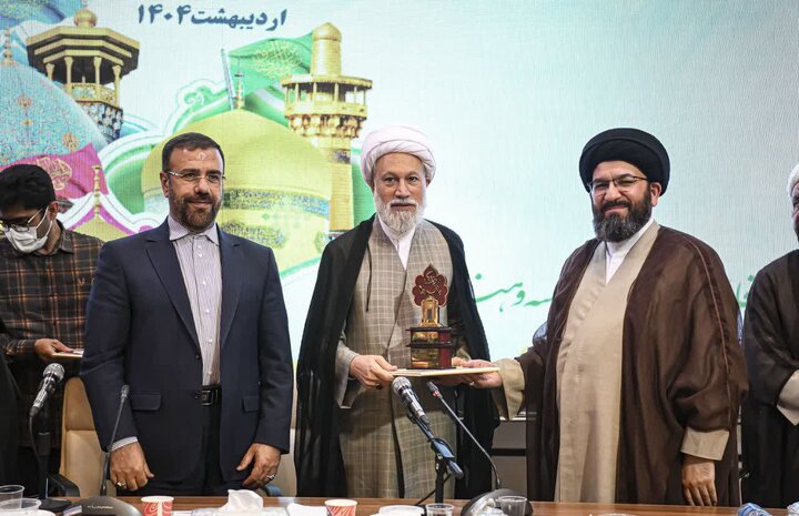 تصاویر| جلسه شورای فرهنگ عمومی و توسعه قرآنی فارس در سومین حرم اهل بیت(ع)