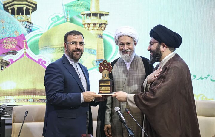 تصاویر| جلسه شورای فرهنگ عمومی و توسعه قرآنی فارس در سومین حرم اهل بیت(ع)