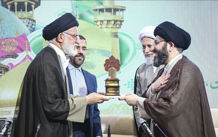 تصاویر| جلسه شورای فرهنگ عمومی و توسعه قرآنی فارس در سومین حرم اهل بیت(ع)