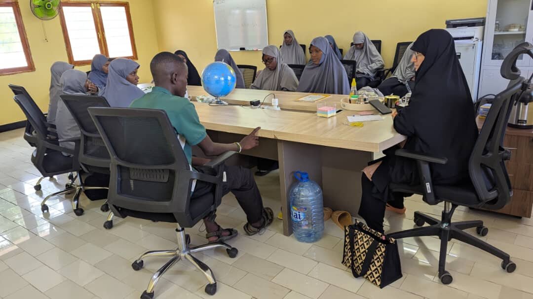 Mkutano wa Mrs.Taqavi, Mudira wa Hawzat ya Wasichana ya Hazrat Zahra (s.a) na Wanafunzi wa Hawzat hiyo