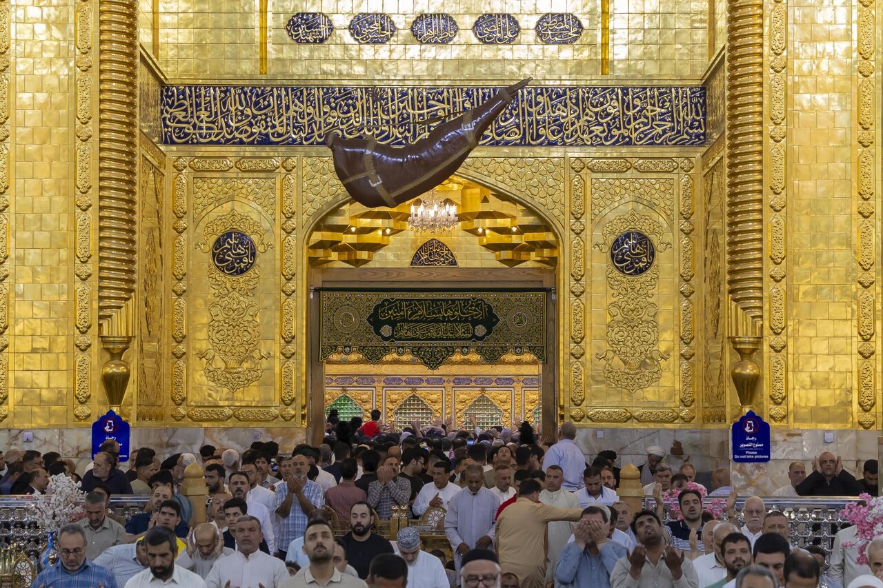 Pilgrims revive first Thursday night of month of Dhu al-Qi'dah at al-Abbas shrine (+Photos)