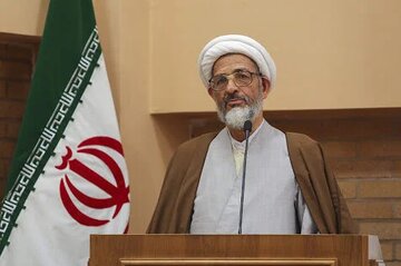 آیت‌الله فیاضی: حفظ و استمرار انقلاب اسلامی وظیفه همگانی است/ نباید از قطار انقلاب فاصله گرفت