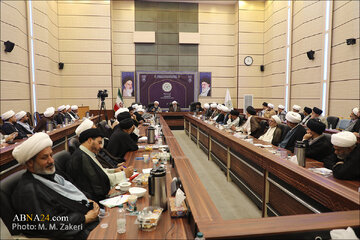 Informe fotográfico | Encuentro de un grupo de eruditos de la Hawza de Najaf con el Secretario General del Foro Mundial Ahl al-Bayt (A.S.)