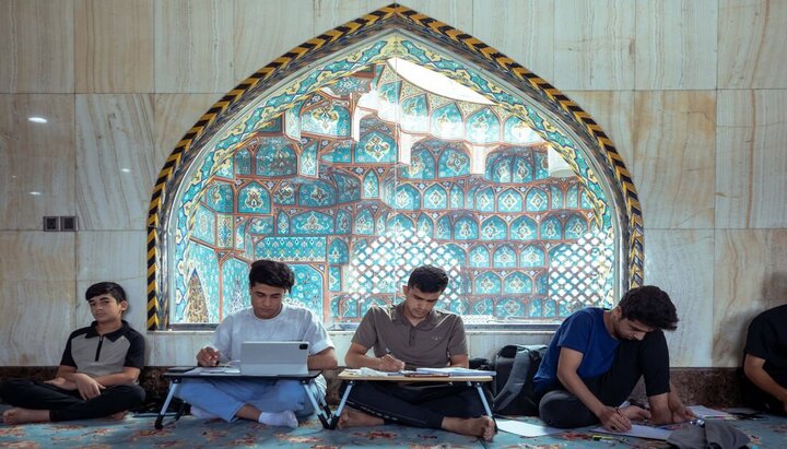 في رحاب سيد الشهداء (ع).. دفاتر الطلبة تنبض علما بين جدران الطمأنينة