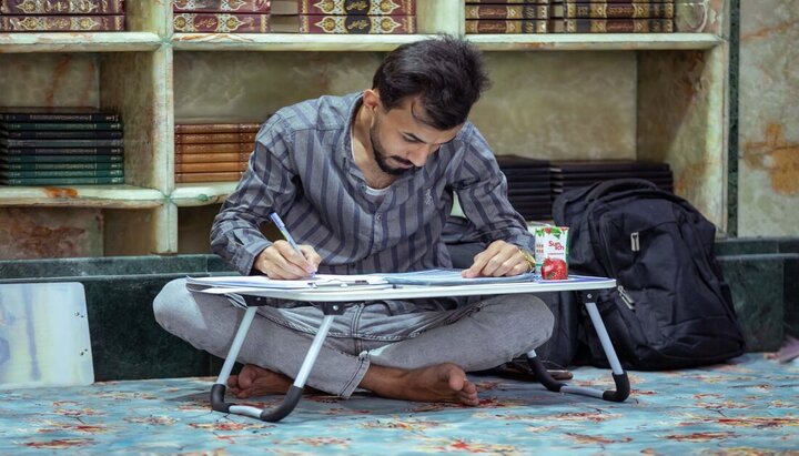 في رحاب سيد الشهداء (ع).. دفاتر الطلبة تنبض علما بين جدران الطمأنينة
