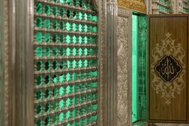 إنهاء تثبيت شبّاك سرداب الإمام الحسين في مرقد أبي الفضل العباس (عليهما السلام)