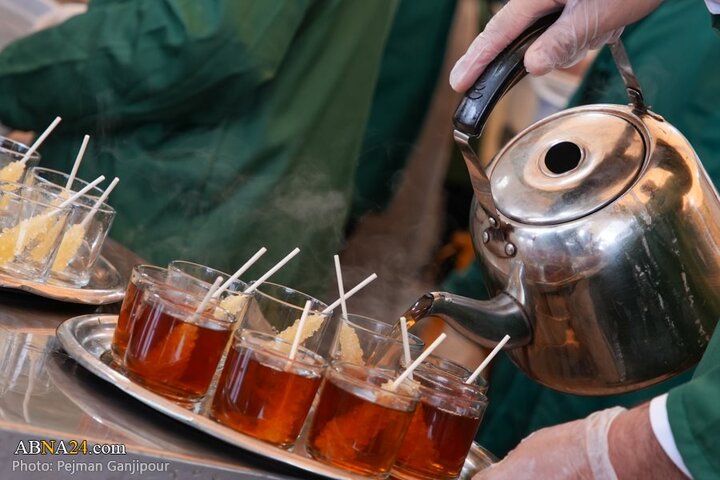 خادمی رزمندگان لشکر ۱۴ امام حسین(ع) اصفهان در چایخانه امام رضا(ع)