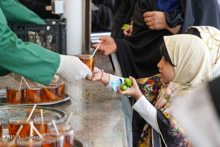 خادمی رزمندگان لشکر ۱۴ امام حسین(ع) اصفهان در چایخانه امام رضا(ع)