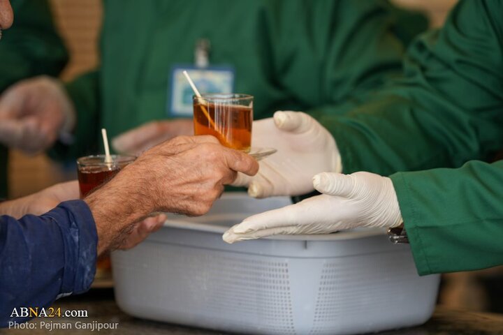 خادمی رزمندگان لشکر ۱۴ امام حسین(ع) اصفهان در چایخانه امام رضا(ع)