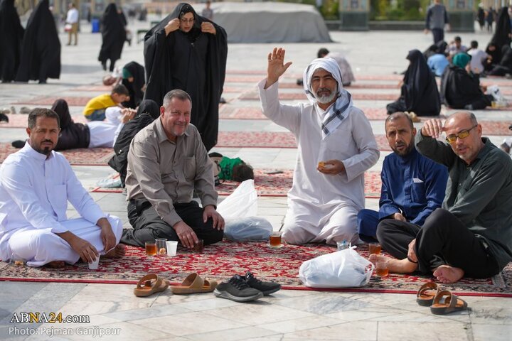 خادمی رزمندگان لشکر ۱۴ امام حسین(ع) اصفهان در چایخانه امام رضا(ع)