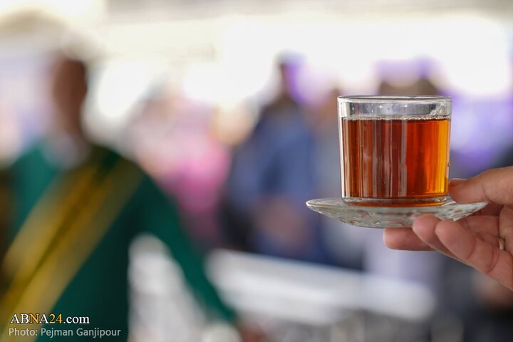خادمی رزمندگان لشکر ۱۴ امام حسین(ع) اصفهان در چایخانه امام رضا(ع)