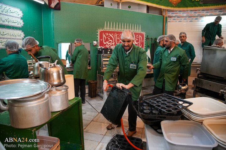 خادمی رزمندگان لشکر ۱۴ امام حسین(ع) اصفهان در چایخانه امام رضا(ع)