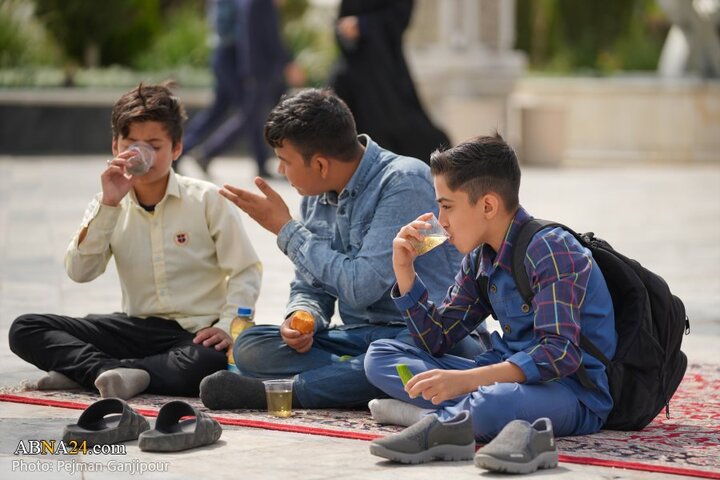 خادمی رزمندگان لشکر ۱۴ امام حسین(ع) اصفهان در چایخانه امام رضا(ع)