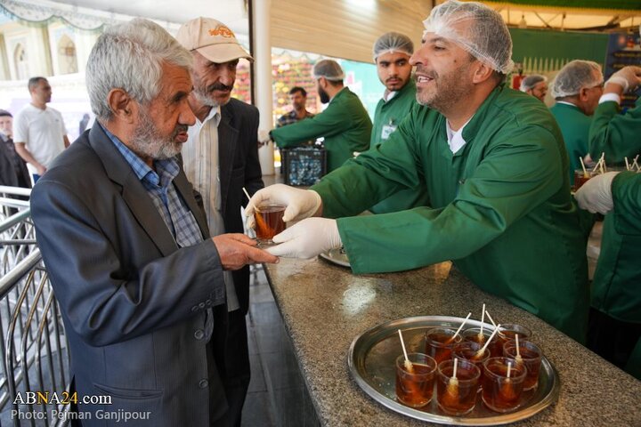 خادمی رزمندگان لشکر ۱۴ امام حسین(ع) اصفهان در چایخانه امام رضا(ع)