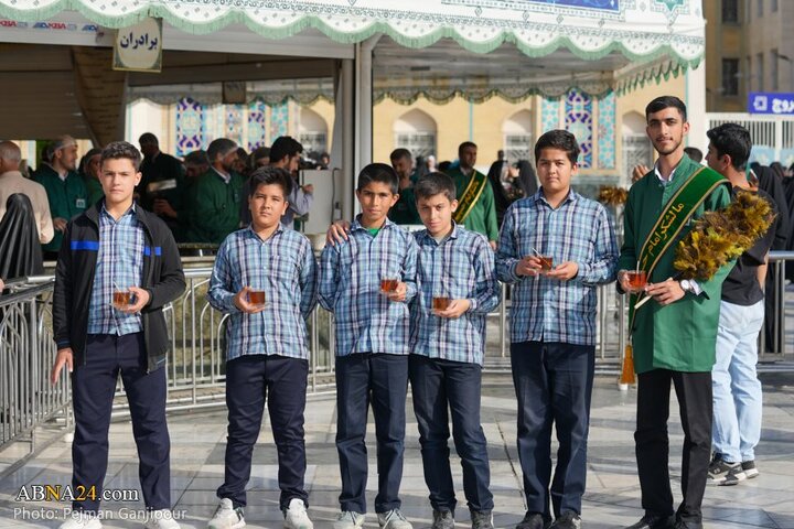 خادمی رزمندگان لشکر ۱۴ امام حسین(ع) اصفهان در چایخانه امام رضا(ع)