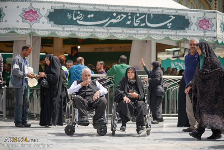 خادمی رزمندگان لشکر ۱۴ امام حسین(ع) اصفهان در چایخانه امام رضا(ع)