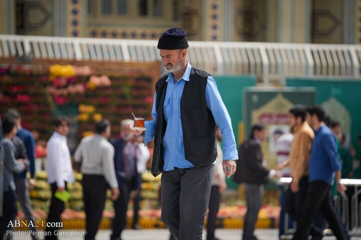 خادمی رزمندگان لشکر ۱۴ امام حسین(ع) اصفهان در چایخانه امام رضا(ع)