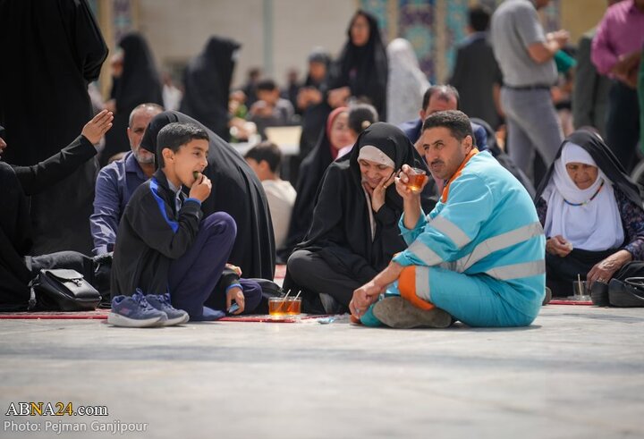 خادمی رزمندگان لشکر ۱۴ امام حسین(ع) اصفهان در چایخانه امام رضا(ع)