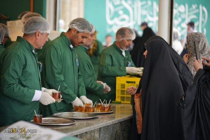 خادمی رزمندگان لشکر ۱۴ امام حسین(ع) اصفهان در چایخانه امام رضا(ع)